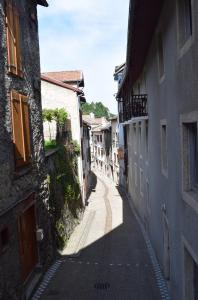 un callejón en un casco antiguo con edificios en Un petit studio à la montagne, en Ax-les-Thermes