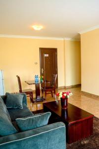 uma sala de estar com um sofá e uma mesa em Melodie Hotel em Addis Ababa