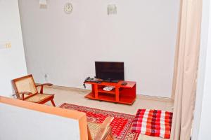 uma sala de estar com uma televisão e uma mesa em Furnished apartment at Colombo suburbs Nawala em Rajagiriya