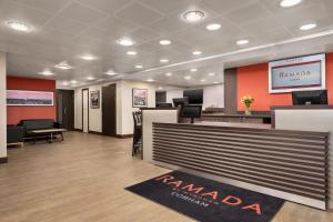 Vstupní hala nebo recepce v ubytování Ramada by Wyndham Cobham