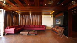 Galeriebild der Unterkunft Casino Villa Spaciouly Luxurious 6BHK With Waterfall Infinity Pool By Shiloh Stay in Igatpuri