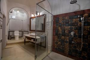 
A bathroom at BLUSALZ VINTAGE Harlalka Haveli
