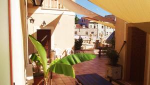 a balcony with a patio with tables and chairs at B&B Vico Vacanze in Vico del Gargano