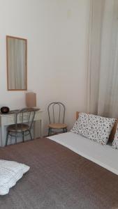 Un dormitorio con una cama y dos sillas y un escritorio. en B&b Gaestehaus Tagaro, en Locorotondo