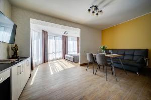 cocina y sala de estar con mesa y sofá en Hotel Luidor, en Tver