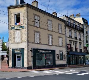 a building on the corner of a street at Hôtel de la Poste in Limoges