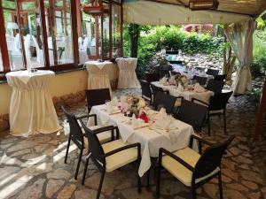 a dining room with white tables and chairs at Hotel Niederländischer Hof in Schwerin