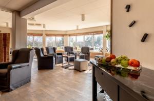 una sala de espera con sillas y una mesa con fruta en un mostrador en Sure Hotel by Best Western Dahls, en Löddeköpinge