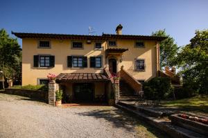 カスティリオーン・フィオレンティーノにあるVilla Degli Oliviの大黄色の家