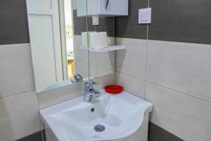 bagno con lavandino bianco e specchio di Alise a Bar