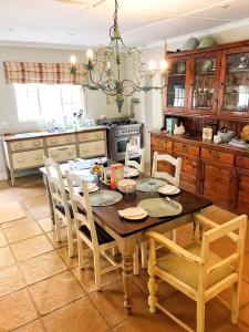 Kuchyň nebo kuchyňský kout v ubytování Rose Cottage @ Gods' Haven Eco Estate + 19 fotografií