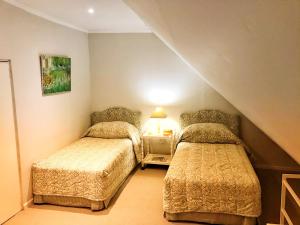 Ліжко або ліжка в номері Rose Cottage @ Gods' Haven Eco Estate