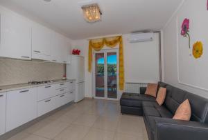 Kuchyň nebo kuchyňský kout v ubytování Villa Rossa Apartments