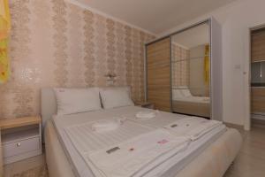 Postel nebo postele na pokoji v ubytování Villa Rossa Apartments