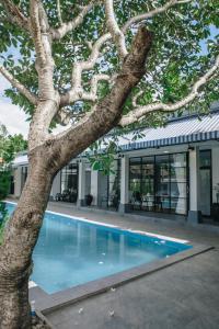 Bazén v ubytování La Riva Boutique Hotel nebo v jeho okolí