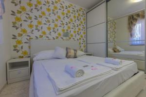Postel nebo postele na pokoji v ubytování Villa Rossa Apartments