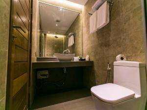 La salle de bains est pourvue d'un lavabo, de toilettes et d'un miroir. dans l'établissement Action Point Weight loss and Fitness Resort, à Rawai Beach