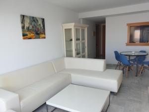 Apartamento Lujo Playa Serena tesisinde bir oturma alanı