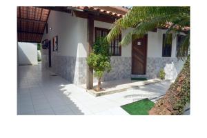 a house with a palm tree in front of it at Aconchego de Piratininga-Niterói Rj in Niterói