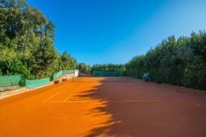 Tenis a/nebo squash v ubytování Villa Rossa Apartments nebo okolí
