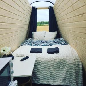 Tempat tidur dalam kamar di Niiralan Tila: Skylight Cabin