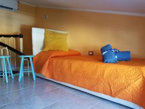 dos camas sentadas una al lado de la otra en una habitación en The Yellow House IUN P3446, en Torre Grande