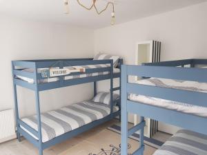 Posteľ alebo postele v izbe v ubytovaní Easkey Hostel