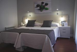 1 dormitorio con 2 camas y un cuadro en la pared en Princesa VUT en Cuenca