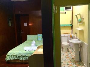 uma pequena casa de banho com uma cama e um lavatório em PEE HOMESTAY LOPBURI em Ban Tha Krayang