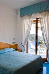 Postel nebo postele na pokoji v ubytování Hotel La Primavera + 24 fotografií
