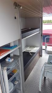 滨湖克拉科Hausboot Krakow am See Forelle 1 und 2的客房享有花园的景致,配有双层床和桌子。