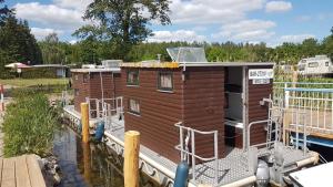 滨湖克拉科Hausboot Krakow am See Forelle 1 und 2的水中小船屋