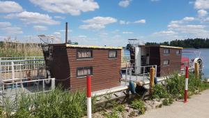 滨湖克拉科Hausboot Krakow am See Forelle 1 und 2的船上的木屋
