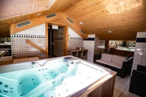 ein großes Bad mit Badewanne in einem Zimmer in der Unterkunft Bellevue in Les Gets