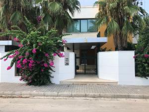 فيلا ديفا في كيمير: مبنى أمامه ورد وردي