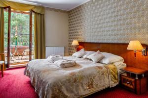 Postel nebo postele na pokoji v ubytování Hotel - Dworek Tryumf