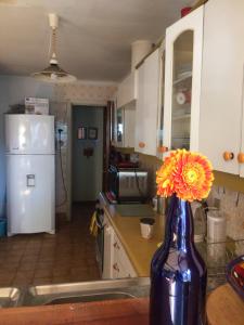 una cocina con un jarrón azul con flores. en JI Home Boutique, en Santiago
