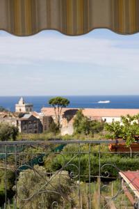 balcone con vista sull'oceano. di Hotel La Primavera a Massa Lubrense