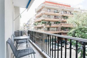 Svalir eða verönd á Charming & Comfy 2BD Apartment in Acropolis Area by UPSTREET