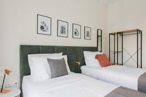 A bed or beds in a room at Charming & Comfy 2BD Apartment in Acropolis Area by UPSTREET