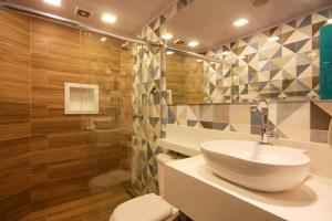 a bathroom with a sink and a toilet and a shower at Glória Plaza Hotel (Adults Only) in Sao Paulo