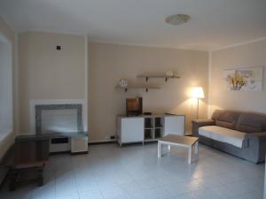 een woonkamer met een bank en een tafel bij Casa Enrica Typ E2 in Crone