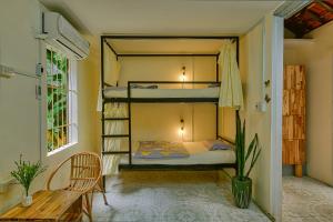 Двухъярусная кровать или двухъярусные кровати в номере Le Robinet Homestay