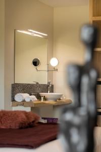 a bathroom with a sink and a mirror at Oversteekhof in Roesbrugge-Haringe