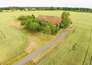 een luchtbeeld van een huis in het midden van een veld bij Ferienhaus ELPARE in Schleife