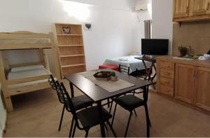 a kitchen with a table and chairs in a room at Ñandubay1 in Puerto Iguazú