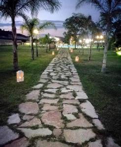 um caminho de pedra num parque à noite em Agriturismo Fieri em Botricello