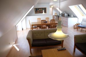 sala de estar con sofá y mesa en Billund Rooms en Billund