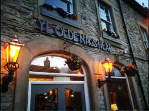 a building with a sign that reads ye olde kisses bread at Ye Olde Nags Head in Castleton