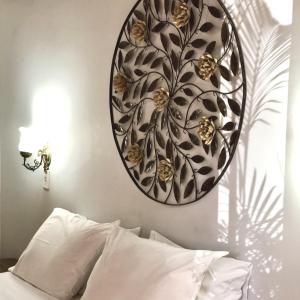 um espelho pendurado por cima de uma cama com almofadas brancas em Pousada Rancho do Ralf em Pirenópolis